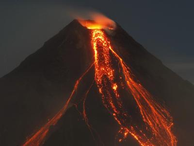Der Vulkan Mayon in der philippinischen Bicol-Region spuckt weiter Lava. Vulkan Mayon spuckt Lava