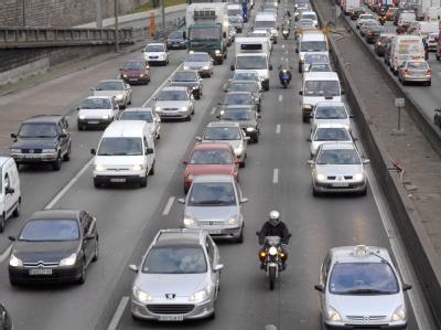 Stau auf einer der Ringstraßen von Paris. Der Verfassungsrat in Frankreich kippte die CO2-Steuer, die Sarkozy zu einem Herzstück seiner Politik erklärt hatte. CO2