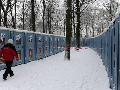 Die Toiletten für die Silvester-Party am Brandenburger Tor in Berlin stehen schon. Stille Örtchen