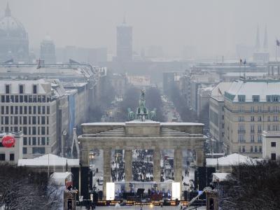Die Bühne für die Silvester-Party wird am Brandenburger Tor in Berlin beleuchtet. Silvester-Meile