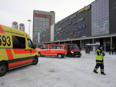 Rettungswagen vor dem Ort des Amoklaufs ins Finnland. Rettungswagen