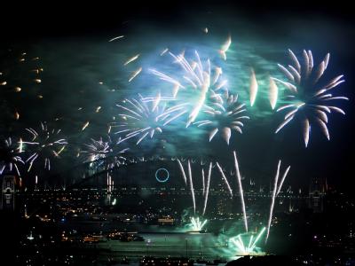 Über der Hafenbrücke in Sydney leuchtet das Silvesterfeuerwerk. Jahreswechsel in Sydney