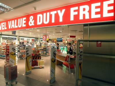 Das Angebot der Duty-free-Shops auf Flughäfen gerät in die Kritik. (Symbolbild) Duty-free-Shop am Flughafen
