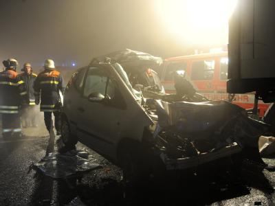 Zerstörte Fahrzeuge auf der Autobahn A5 bei Teningen im Landkreis Emmendingen. Massenkarambolage