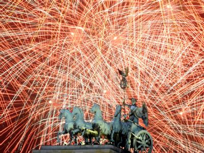 Zum Jahreswechsel wird das Höhenfeuerwerk in Berlin gezündet. Silvester am Brandenburger Tor