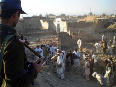 Ein pakistanischer Soldat beobachtet Aufräumarbeiten am Tatort. Tödlicher Anschlag