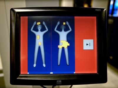 Der Monitor der Sicherheitskontrolle am Flughafen Schiphol in Amsterdam zeigt ein gescanntes Bild von Reisenden ohne Kleidung. (Archivfoto) Körperscanner-Monitor