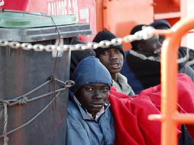 Illegale Einwanderer auf einem Boot der spanischen Küstenwache. Foto: Jose Miguel Perez Paquet / Archiv Illegale Einwanderer