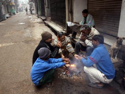 Männer wärmen sich in Amritsar an einem Straßenfeuer. Die Kältewelle hat in Indien mindestens 100 Menschenleben gefordert. Kältewelle in Indien