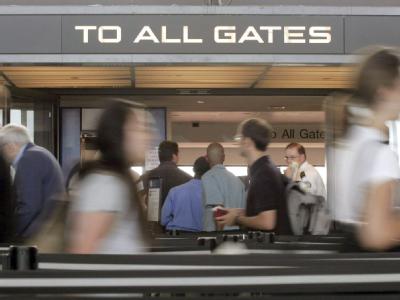 Ab sofort gelten bei USA-Flügen schärfere Kontrollen. (Archivfoto) US-Flughafen