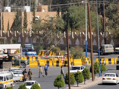 Massive Sperren auf der zur US-Botschaft in Sanaa führenden Straße. US-Botschaft geschlossen