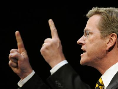 Bundesaußenminister Guido Westerwelle (FDP) gestikuliert im Opernhaus in Stuttgart beim traditionellen Dreikönigstreffen der FDP während seiner Rede. Dreikönigstreffen der FDP