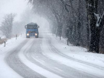 Auf spiegelglatten Straßen hat es zahlreiche Unfälle gegeben. Schnee im Norden