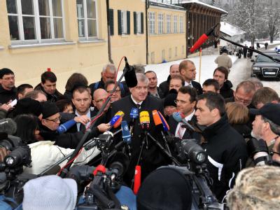 Der CSU-Vorsitzende und bayerische Ministerpräsident Horst Seehofer (M) spricht bei seiner Ankunft in Wildbad Kreuth mit Pressevertretern. Winterklausur CSU Landesgruppe