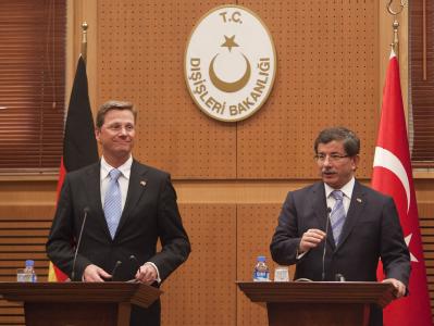 Bundesaußenminister Westerwelle (l) und sein türkischer Amtskollege Davutoglu geben in Ankara eine Pressekonferenz. Guido Westerwelle