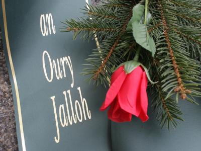 Eine rote Rose und eine Schleife mit dem Namen von Oury Jalloh in Dessau-Roßlau. Gedenken