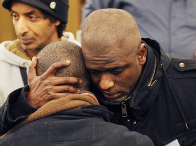 Mouctar Bah (r), Mitbegründer der Initiative in Gedenken an Oury Jalloh, in einem Sitzungssaal des Bundesgerichsthofs. Im Sitzungssaal
