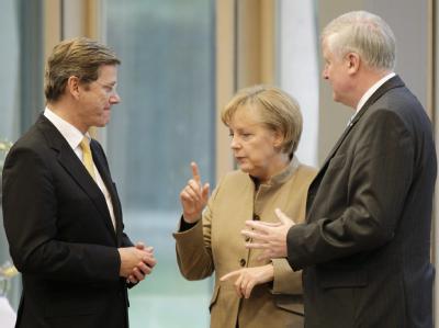 Die Parteichefs von CDU, CSU und FDP wollen sich schon Mitte Januar zu einem Gespräch unter sechs Augen über Streitthemen treffen. (Archivbild) Westerwelle, Merkel, Seehofer
