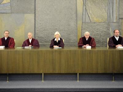 Der Vierte Strafsenat beim Bundesgerichtshof hat geurteilt: Der Prozess um den Tod von Oury Jalloh muss neu aufgerollt werden. BGH-Senat