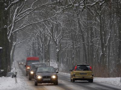 Spiegelglatte Straßen haben zahlreiche Unfälle verursacht. Winterlicher Straßenverkehr