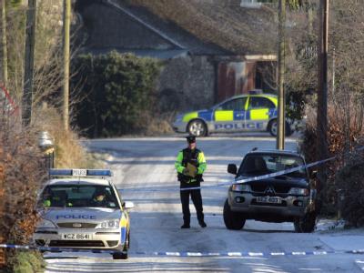 Tatort nahe Antrim. Ein nordirischer Polizist wurde bei der Bombenexplosion schwer verletzt. Explosion in Nordirland