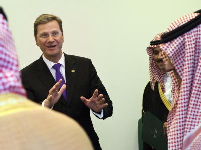 Bundesaußenminister Guido Westerwelle begrüßt in Riad die Delegation seines saudischen Amtskollegen. Westerwelle in Saudi-Arabien