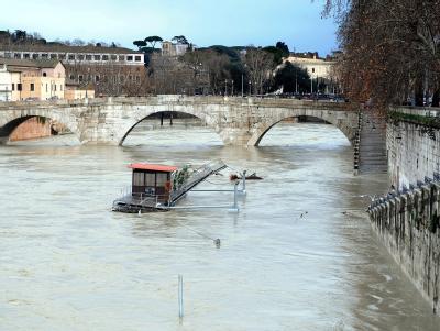Der Fluss Tiber in Umbrien trat an einigen Stellen über die Ufer. Tiber