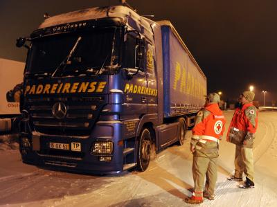 Zwischen 300 und 400 Menschen mussten in ihren Fahrzeugen die Nacht verbringen - jetzt löst sich der Stau langsam auf. Helfer bei der Kontrolle