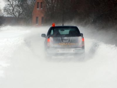 Chaos auf Fehmarn: Verkehrsbehinderungen durch stürmische Winde und Schneeverwehungen beherrschen die Insel. Schneewehen