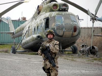 Ein Bundeswehrsoldat steht vor dem Stützpunkt in Kundus. (Archivbild vom 09.01.2010) Deutscher Soldat in Kundus