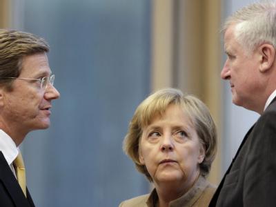 Führungstrio: Außenminister Westerwelle, Bundeskanzlerin Merkel und CSU-Chef Seehofer sacken in der Wählergunst ab. Koalition