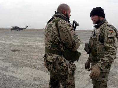 Deutsche ISAF-Soldaten halten an einer Militärbasis nahe Kundus Wache. Bundeswehrsoldaten in Kundus
