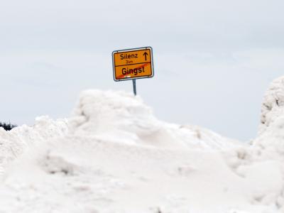 Das Ortsausgangsschild von Gingst (Westrügen) ragt aus einer großen Schneewehe hervor. Schnee-Chaos im Norden