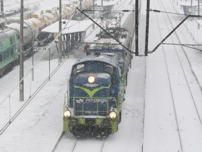 Eine Diesel-Lok muss im südpolnischen Kozlow einen liegengebliebenen Zug aus dem Bahnhof ziehen. Winter in Polen
