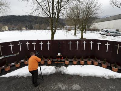 Ein Kameramann steht in Bad Reichenhall vor dem provisorischem Mahnmal, das mit 15 Kreuzen an die bei einem Einsturz eines Eissporthallendachs zu Tode gekommenen Opfer erinnern soll. Tragödie von Bad Reichenhall