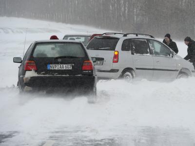 Autofahrer versuchen auf der Landstraße L30 bei Miltzow südlich Stralsunds ihre Autos aus dem Schnee zu bekommen. Schnee-Chaos im Norden