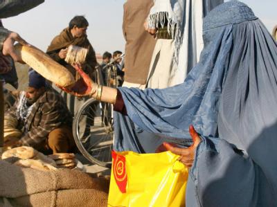 Eine afghanische Frau verkauft Brot auf einem Markt in Kabul. Trotz Armut blickt ein Großteil der Bevölkerung optimistisch in die Zukunft. Afghanische Frau