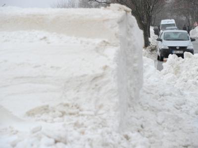 In Mecklenburg-Vorpommern macht den Einsatzkräften der anhaltende Schneefall Sorgen. Schneemassen auf Rügen