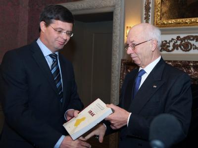 Der Kommissionsvorsitzende Davids (r) überreicht den Irak-Untersuchungsbericht an Ministerpräsident Balkenende. Jan Peter Balkenende und Willibrord Davids