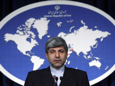 Ein Sprecher des Teheraner Außenministerium, Ramin Mehmanparast, sagte im staatlichen Fernsehen, es gebe Anzeichen dafür, dass die USA und Israel in den Vorfall verwickelt seien. Iran wirft USA Eskalation im Atomstreit vor