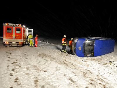 Rettungskräfte stehen an einem verunglückten Kleinlaster auf der Bundesautobahn A 7 bei Tarp. Glätte-Unfälle im Norden