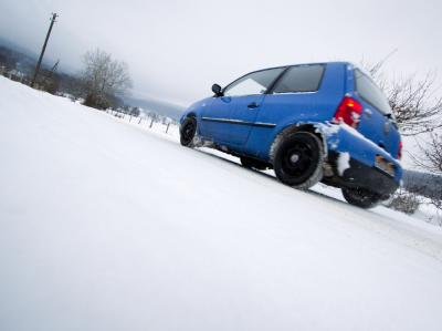 Glätte und Schnee haben zu zahlreichen Unfällen geführt. Auto auf schneebedeckter Straße