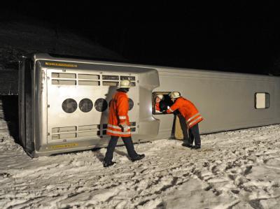 Ein umgekippter Reisebus neben der L96 bei Oberwolfach im Ortenaukreis. Der Bus war auf glatter Straße von der Fahrbahn abgekommen. Busunfall bei Oberwolfach