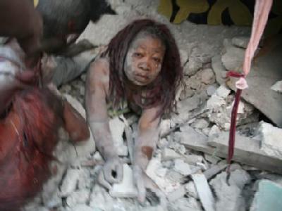 Überlebt: Eine Frau nach dem schweren Beben auf Haiti. Überlebt