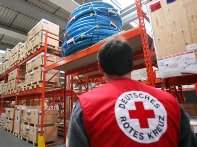 Im Logistikzentrum vom Roten Kreuz am Flughafen Berlin-Schönefeld sind die Regale gefüllt. Noch im Laufe des Mittwochs sollen Hilfsgütern für Haiti verladen werden. Rot-Kreuz-Zentrum in Berlin