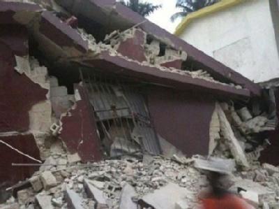 Zerstörtes Haus in in Port-au-Prince. Auf den staubigen Straßen der haitianischen Hauptstadt wurden blutende Menschen notdürftig versorgt. Zerstörung