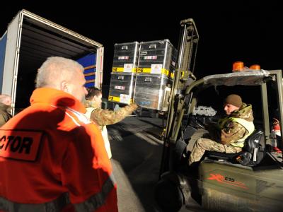 Italienische Soldaten und freiwillige Helfer verladen Hilfsgüter in Pisa. Italien schickt Hilfe