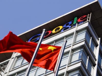 Die Flagge Chinas vor dem Google-Sitz in Peking. Google in China