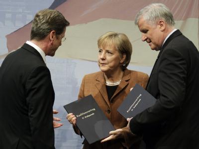 FDP-Chef Westerwelle, Kanzlerin Merkel und CSU-Chef Seehofer (R). Die Koalition hatte mit viel Streit begonnen. Parteichefs
