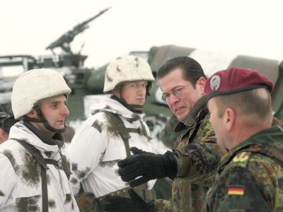 Bei der Truppe: Verteidigungsminister Karl-Theodor zu Guttenberg (2.v.r.) spricht mit Soldaten der Infanterie im Gefechtsübungszentrum in Letzlingen. Guttenberg bei der Truppe